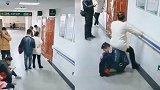 孕妻排队做检查无人让座 丈夫暖心充当椅子感动众人
