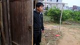 短剧穷小伙冷天没有外套穿，立马去找兄弟借钱买外套，搞笑