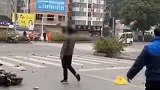 广西贺州一路口多车相撞 司机竟下车抽烟跳舞