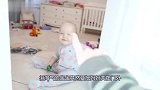 1岁宝宝摇晃着身体向妈妈，拜托拜托，很想吃好吃吃，太萌了！