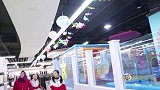 童年：虎妹过生日，妈妈带着去超市买毛绒大熊玩具，虎妹太幸福了