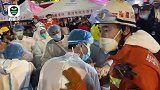 泉州欣佳酒店被困母子成功获救 现场:掌声雷鸣,好!好!好!