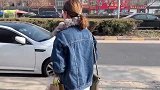 小两口给丈母娘送裤子，媳妇临走啥都往婆家捞，小伙：你真像土匪