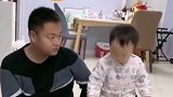 爸爸正在玩手机，旁边宝宝看到后做出这一举动，真是为这个家操心