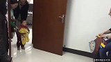 小男孩第一次见到他的养父母，孩子的反应令人心酸感动
