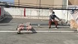 竟然被狗子撞翻在地