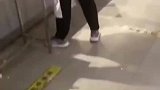 女子到超市购买食物，把工作人员整不会了，大可不必那么优秀