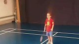 宝宝打羽毛球时，竟用足球动作接球