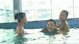 美琪：再努力一点就学会了，别泄气嘛！小蓝抱着球：不要，不要！