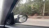 在高速公路上，一辆本田思域把我超了，同车的朋友说我撵不上他！