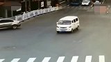 的哥车祸现场救出4人反被臭骂，大伙看完监控恍然大悟