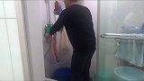 每天都帮我放洗澡水是爱我吗？不是，他怕我把前面的凉水浪费了，他要收集起来冲马桶…… #上海男人