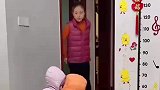 小孩一分为二整蛊妈妈，还以为姐妹俩打起来了