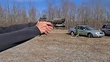 手枪配备枪灯与消音器，快速更换弹匣射击测试，动作一气呵成！