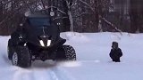 老外改装“大脚车”雪地越野，看呆了旁边的路人！