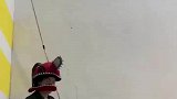 男子表演脱衣式”后空翻，翻跟头，脱衣服同步进行，网友：牛啊
