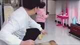 两岁女儿抢爸爸的手机，抢完就去找靠山，防不胜防啊
