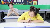 短剧：同桌打扰胖妞学习，胖妞竟用无硼砂泥将他粘住了，真有趣