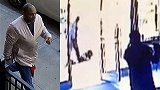 亚裔女被黑人男一脚踹翻街头后猛踢，一旁黑人保安见状默默关门