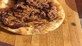 新疆特色美食烤肉串，配上一张香喷喷的馕饼，妙啊