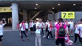球场外权健球迷集体高歌 力争做最佳第十二人