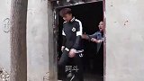 弟弟向哥哥借学费，嫂子偷偷把嫁妆钱给他，5年后弟弟回来了