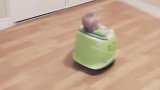 扫地机器人不仅可以打扫房间，还能遛娃，网友：好神奇啊！
