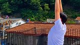 这个小哥哥在我们家楼顶天台睡了一个月了，他是经历了什么吗？