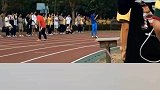 男生接过接力棒后，拼命狂奔把鞋都跑掉了