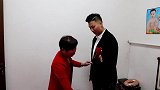 喜婆婆给新郎整理衣装