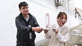 美女路边遇到打劫的，看美女是怎么套路打劫的，真是高手
