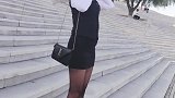 直男第一眼过去就是看腿，也怪现在的美女都是上衣臃肿只留腿部美