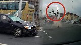 血的教训！7旬夫妻骑车“鬼探头”被撞致1死1伤