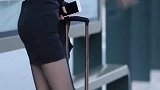 公司白领刚下班在等出租车