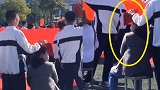 高三男生拿纸板为妈妈遮阳 网友：为懂事的孩子点赞！
