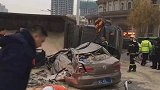 秦皇岛一运沙车侧翻压扁轿车 司机被埋沙土里死亡