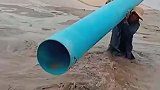 把水停掉接管道多好，非要开着水接