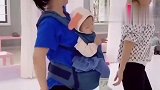 妈妈在学习跳舞，不料前面的宝宝困得都快睡着了，接下来画面好逗