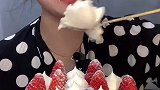 一整个草莓奶油蛋糕，大口猛吃，嘴里塞的满满，又香又过瘾！