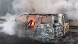 百万豪车高速自燃烧成空壳 车上还有几十万古董