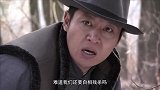 奸细把人打晕了，挖了个坑准备埋
