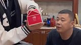 女儿向爸爸献殷勤，爸爸一脸享受