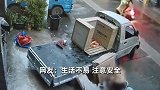 男子穿拖鞋站车边卸货，7块大瓷砖突然倒塌，男子躲闪不及被砸倒