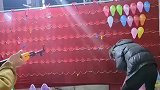 男子夜市打气球弹无虚发，老板换气球的速度竟跟不上节奏