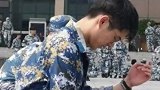 有网友曝光了一段刘昊然军训时的视频，简直是余淮本淮了，好帅呀