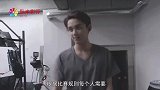 吴磊做烤鸡把头伸进烤炉，不料把头发烧焦，他的反应够我笑一年
