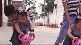 家有两对双胞胎宝宝，双胞胎哥哥教双胞胎妹妹骑车，太有爱了