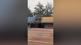 北体大学生跳远像空中跑 网友惊呼“有些人跳着跳着就起飞了”