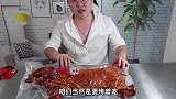 498买一整只烤乳猪，直接上手啃，皮脆肉香，6斤乳猪吃过瘾