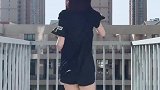 美女天台上跳舞，这小姐姐跳舞太带劲了，人好看腿又长